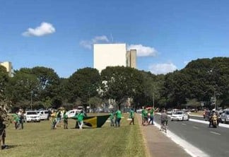 Acampamento de militância do presidente Bolsonaro é desmantelado pela PMDF - VEJA VÍDEO