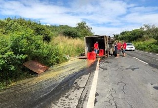 Caminhão tomba após acidente em trecho da BR-230, na Paraíba