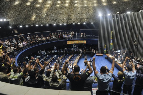 Por unanimidade, os senadores aprovam a Proposta de Emenda √† Constitui√ß√£o 77/2013, que cria a carreira dos agentes de tr√¢nsito no sistema de seguran√ßa p√∫blica. Representantes da classe comemoram na galeria do plen√°rio