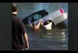 VÍDEO - Estudante salva idoso de 92 anos preso em carro que caiu em lago