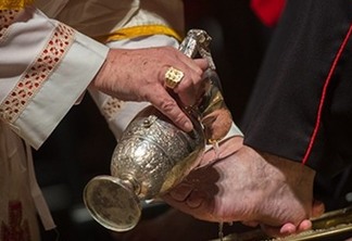 Papa Francisco altera regra da Igreja e inclui mulheres no rito do lava-pés