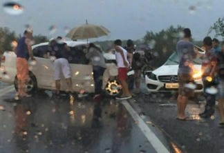 TRAGÉDIA NO SERTÃO: Dois carros batem de frente na BR-230 na saída de Patos e sete pessoas morrem - VEJA AS FOTOS