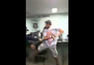 VALENTÃO: Homem agride policiais dentro da delegacia após ser detido por desacato - VEJA VÍDEO