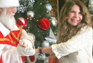 Elba Ramalho tem dia de fã e "tieta" Papai Noel em shopping