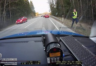 VEJA VÍDEO: Policial surpreende carro em fuga com faixa de pregos na estrada