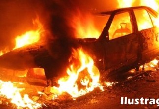 CRIME NA MADRUGADA: Dupla incendeia carro de vereador no Sertão -VEJA VÍDEO