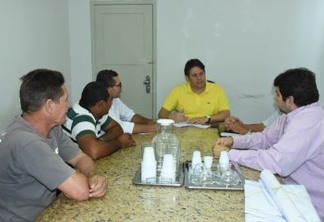 Prefeito de Patos discute com Associação de Luta por Moradia de Patos melhorias para a habitação no município