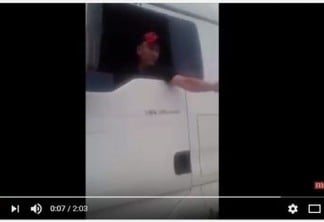VEJA VÍDEO: Motorista de caminhão atira contra policiais que cumpriam mandado