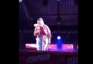 VEJA VÍDEO: Marília Mendonça interrompe show após fã jogar celular no rosto dela