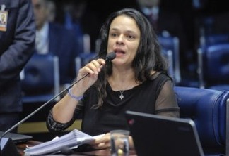Janaína Paschoal deve ser vice de Bolsonaro