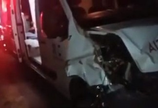 VEJA VÍDEO: Ambulância do Hospital Regional de Catolé do Rocha bate em jumento próximo a Pombal