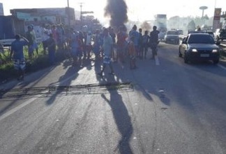 ALAGAMENTOS: moradores de comunidade voltam a bloquear trânsito da BR-230