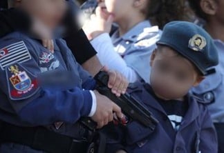 Crianças fardadas exibem réplicas de armas durante desfile oficial do 9 de Julho
