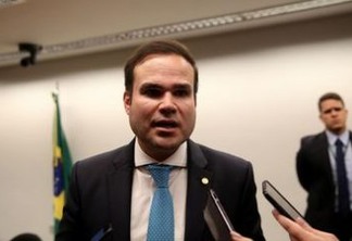 Brasília - O relator-geral do Orçamento de 2018, deputado Cacá Leão (PP-BA), fala à imprensa (Wilson Dias/Agência Brasil)