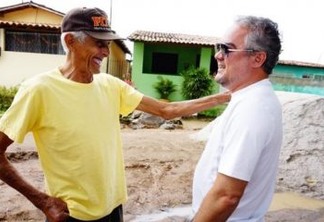ALHANDRA: Prefeito Renato Mendes acompanha início das obras de calçamento em rua do bairro Caixa D’água