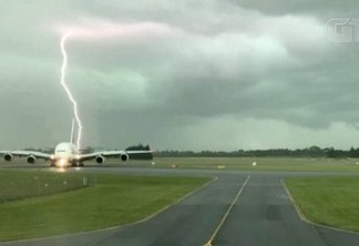 Câmera flagra momento em que raio cai próximo a avião na Nova Zelândia