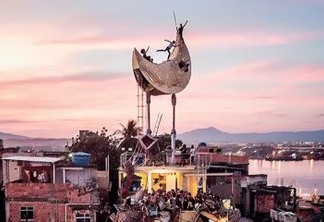 Artista francês constrói uma lua em morro no Rio de Janeiro