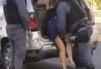 Policial é investigado por colocar as mãos dentro da saia de mulher - VEJA VÍDEO
