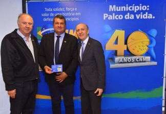 Integrante do Conselho Político, presidente da Famup, recebe homenagem da CNM pelos 40 anos da entidade