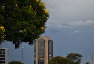 Brasília com Sol e  muitas nuvens, pancadas de chuva à tarde e à noite