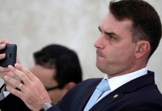 'Desesperado sem votos', afirma Flávio Bolsonaro sobre acusações de Paulo Marinho