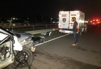 Homem morre após ter cochilado ao volante e bater em dois caminhões na BR-230