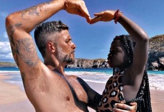 Em Noronha, Bruno Gagliasso posta foto com Titi: "Dois corações que de tanto amor se tornam um"
