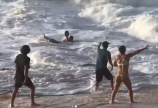 Surfista Mikey Wright salva banhista de afogamento em praia no Havaí - VEJA VÍDEO