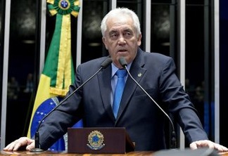 Membro da CPI da Pandemia, senador critica Bolsonaro e diz que Saúde "errou completamente" no combate à doença