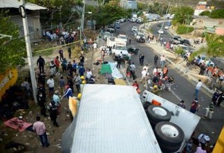 54 migrantes que tentavam chegar aos EUA morrem em acidente de caminhão no México