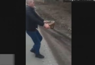 Guerra na Ucrânia: homem remove mina terrestre sem equipamento de segurança