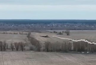 IMPRESSIONANTE: Ucrânia diz ter derrubado helicóptero russo durante voo; assista o momento da explosão