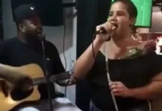 Vendedora de flores com a voz idêntica a de Marília Mendonça impressiona web após cantar em bar - VEJA VÍDEO