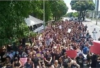 24h DE PROTESTO: enfermeiros se mobilizam e fazem manifestação em defesa do piso salarial da categoria, em João Pessoa