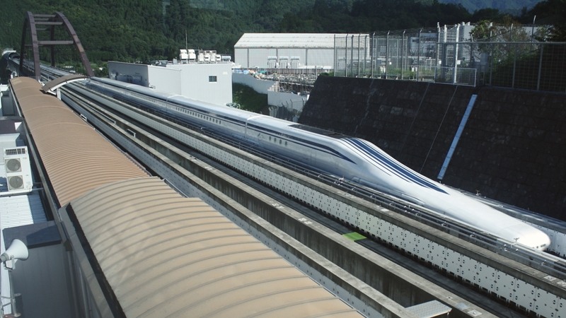 21/04/2015- Yamanashi- Japão- Um protótipo do futuro trem japonês de levitação magnética atingiu nesta terça-feira a velocidade recorde de 603 km/h, informou a Central Japan Railways.Esta velocidade de 603 km/h se manteve por 10,8 segundos" quando o trem atravessava um túnel, destacou o porta-voz da companhia, afirmando que trata-se de um recorde mundial. O teste, com pessoas a bordo, foi realizado na manhã desta terça-feira, em uma linha especial de 42,8 km em Yamanashi, no centro do Japão, onde este "maglev" é desenvolvido há anos.Na foto Trem  durante  teste em execução no Test Track Yamanashi.