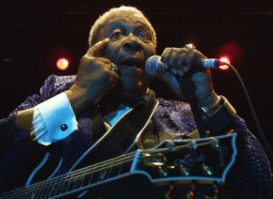 (FILES): This July 25, 2001 file photo shows US blues artist  B.B. King performing during the 8th edition of the Nice Jazz Festival in Nice, southeastern France.   According to May 15, 2015 US media reports B.B. King has died at the age of 89 in Las Vegas, Nevada.   AFP PHOTO /FILES / PASCAL GUYOT