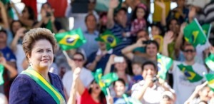 7set2014---a-presidente-dilma-rousseff-desfila-de-rolls-royce-na-abertura-das-celebracoes-de-7-de-setembro-na-esplanada-dos-ministerios-em-brasilia-1410096954001_615x300