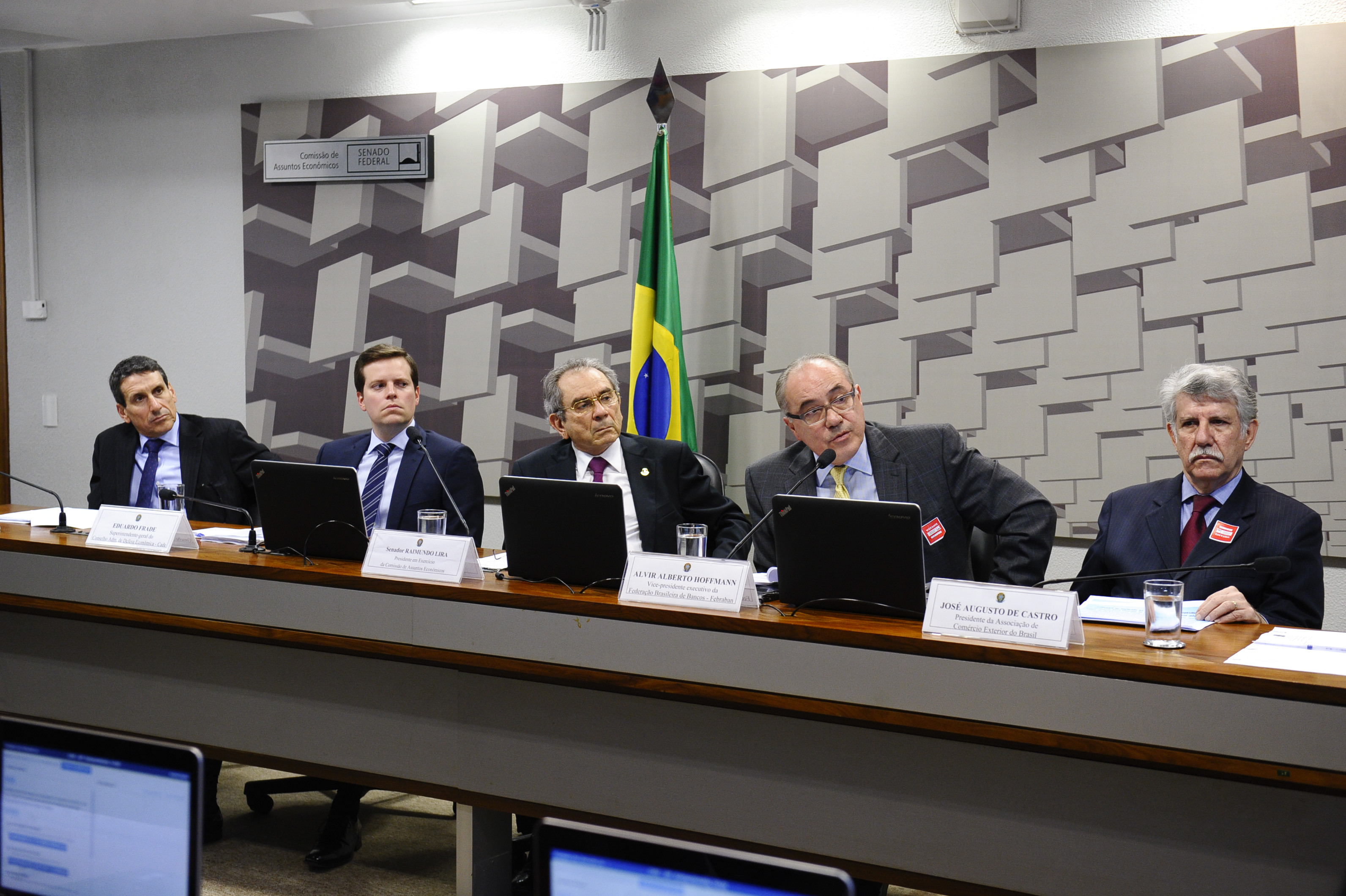 Comissão de Assuntos Econômicos (CAE) realiza audiência pública para debater possíveis avanços na regulação do mercado de câmbio, bem como discutir as recentes denúncias de formação de cartel para manipulação da taxa de câmbio no Brasil.  Mesa (E/D):  diretor de Política Monetária do Banco Central, Aldo Luiz Mendes;  superintendente-geral do Conselho Administrativo de Defesa Econômica (Cade), Eduardo Frade;  presidente em exercício da CAE, senador Raimundo Lira (PMDB-PB);  vice-presidente executivo da Federação Brasileira de Bancos (Febraban), Alvir Alberto Hoffmann;  presidente da Associação de Comércio Exterior do Brasil, José Augusto de Castro  Foto: Marcos Oliveira/Agência Senado