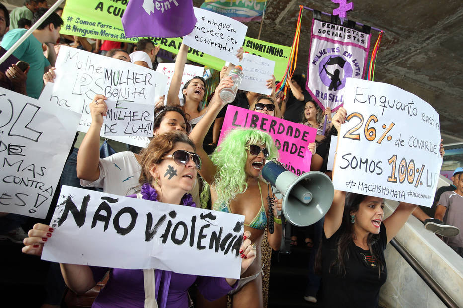 ADFE957  BSB -  05/04/2014  - FEMINISTAS / MANIFESTAÇÃO - METROPOLE -  Mulheres integrantes de movimentos feministas e simpatizantes da causa participam de protesto contra a violência contra a mulher na Rodoviária, em Brasília. Cerca de 70 pessoas com cartazes e faixas caminharam do museu da república até a rodoviária de Brasília gritando palavras de ordem contra o estupro e a violência sexual contra a mulher. A marcha foi motivada pela pesquisa do IPEA que afirmou inicialmente que 65% da população achava que mulheres usando pouca roupa mereciam ser estupradas, ontem o Instituto corrigiu o número pra 26%, afirmando ter havido um erro no  número anteriormente divulgado. A Manifestação foi na Rodoviária Central , em Brasilia.  FOTO: ANDRE DUSEK/ESTADAO