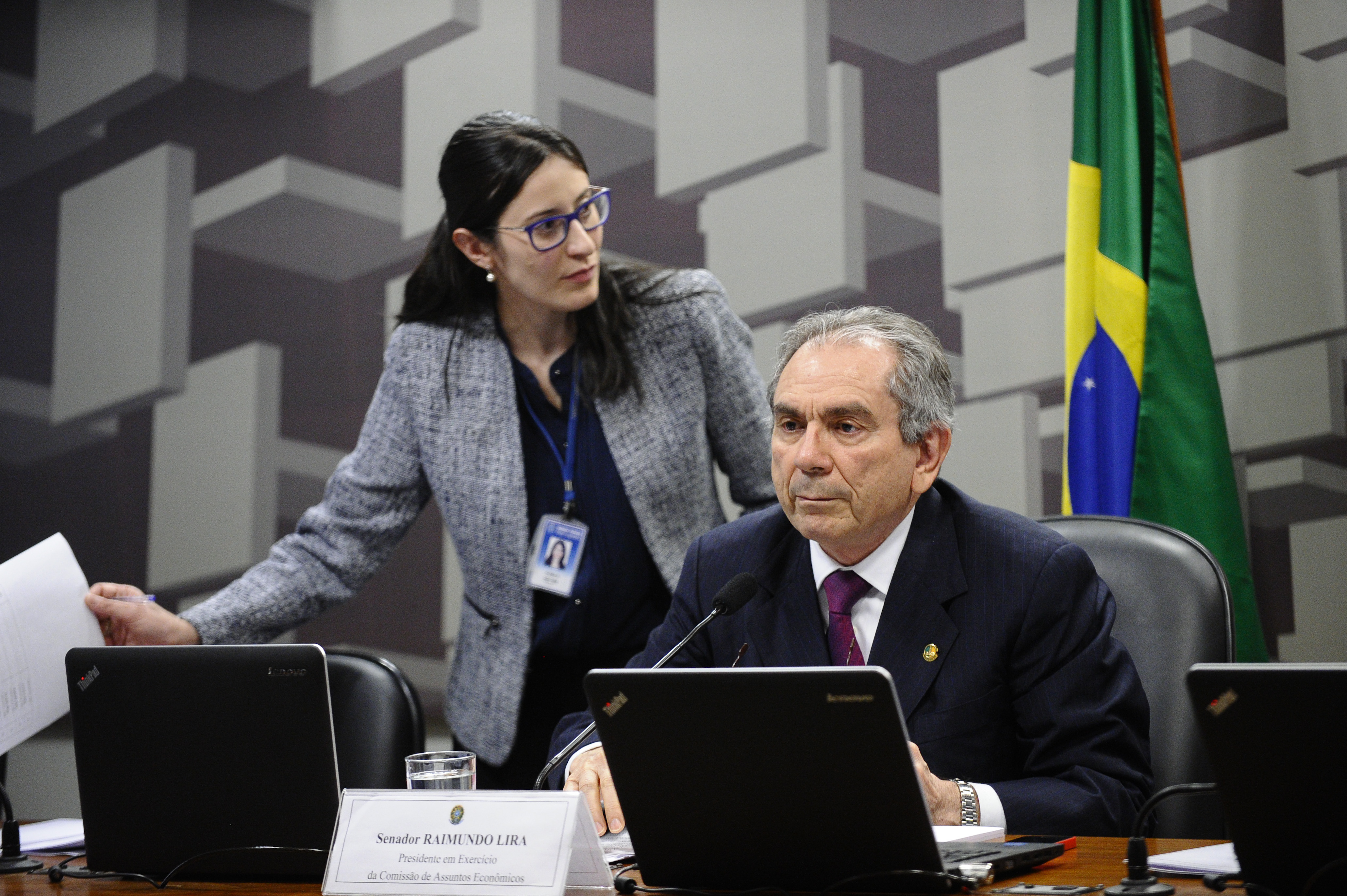 Comissão de Assuntos Econômicos (CAE) realiza reunião deliberativa com 13 itens. Entre eles, o PLS 124/2014, que isenta da contribuição sindical os servidores públicos, e o PLS 280/2013, que destina os recursos da partilha do pré- sal para as áreas de educação e saúde.  À mesa, o vice-presidente da CAE, senador Raimundo Lira (PMDB-PB).  Foto: Edilson Rodrigues/Agência Senado