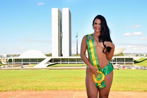 Milena durante campanha para o Miss Bumbum