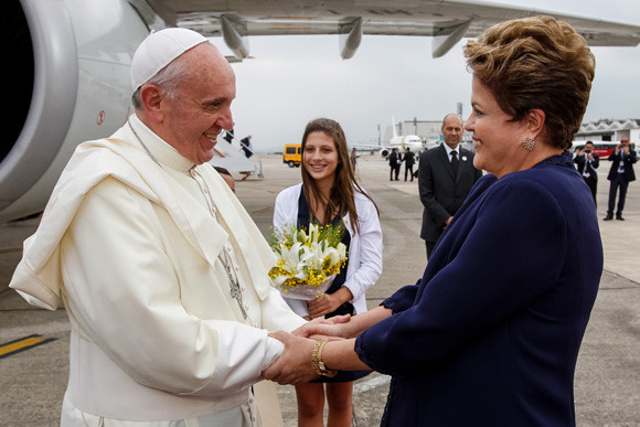 Rio de Janeiro - RJ, 22/07/2013. Presidenta Dilma Rousseff durante chegada de Sua Santidade o Papa Francisco na Base Aérea do Galeão. Foto: Roberto Stuckert Filho/PR