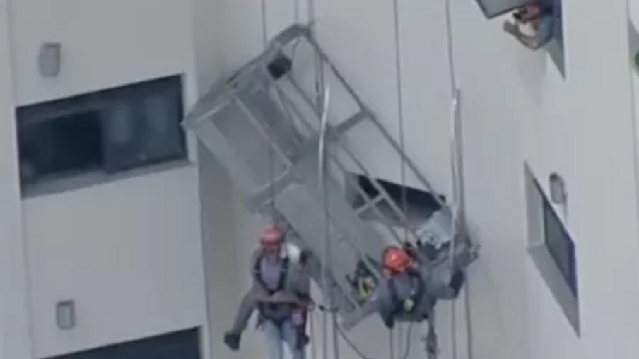 Trabalhador fica pendurado após cabo de andaime se romper em prédio - VEJA O VÍDEO