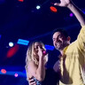 VEJA: Prefeito paraibano dança com cantora no palco e vídeo viraliza nas redes sociais